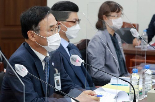 12일 오전 부산 금정구 부산대학교에서 열린 국회 교육위원회 부산대, 경상대, 부산대병원, 경상대병원 국정감사에서 차정인 부산대학교 총장이 답변하고 있다.<연합뉴스>